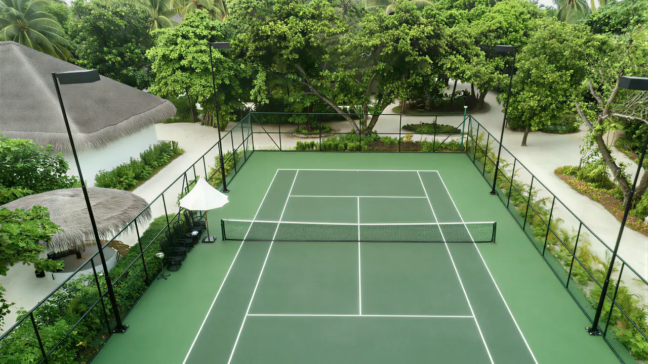 Kort tenisowy w hotelu Sirru Fen Fushi Private Lagoon Resort