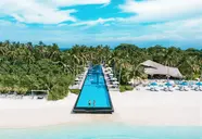 Widok na kompleks Sirru Fen Fushi Private Lagoon Resort z basenem i plażą