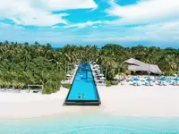 Widok na kompleks Sirru Fen Fushi Private Lagoon Resort z basenem i plażą