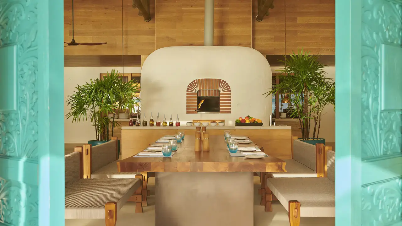 Jadalnia z dużym stołem w Sirru Fen Fushi Private Lagoon Resort