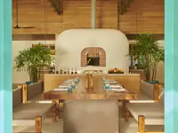 Jadalnia z dużym stołem w Sirru Fen Fushi Private Lagoon Resort