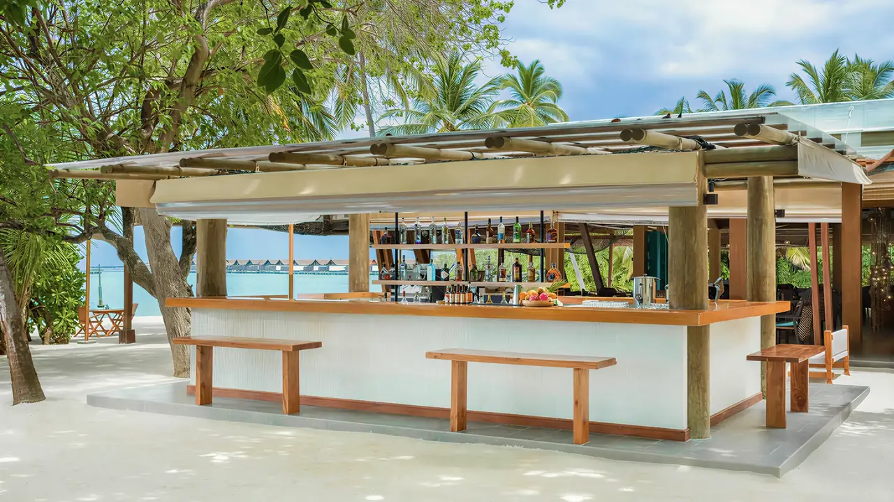 Otwarty bar z ladą w Sirru Fen Fushi Private Lagoon Resort