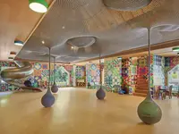 Kolorowy pokój zabaw dla dzieci w Sirru Fen Fushi Private Lagoon Resort
