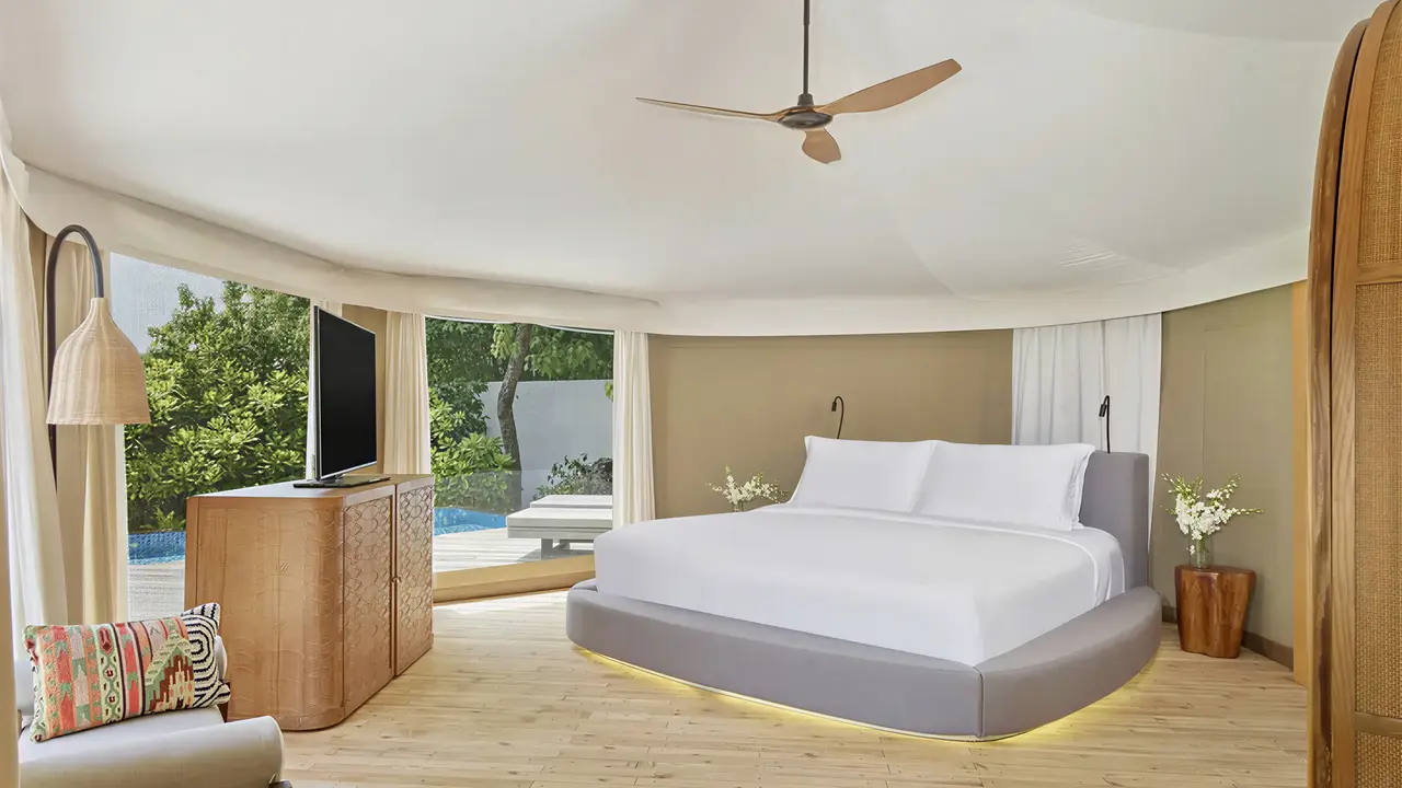 Sypialnia z dużym łóżkiem w Sirru Fen Fushi Private Lagoon Resort