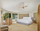 Sypialnia z dużym łóżkiem w Sirru Fen Fushi Private Lagoon Resort
