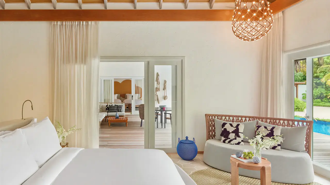 Jasny pokój z łóżkiem w Sirru Fen Fushi Private Lagoon Resort