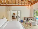 Jasny pokój z łóżkiem w Sirru Fen Fushi Private Lagoon Resort