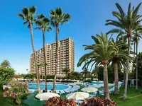 Widok na budynek i baseny w Sol Arona Tenerife 