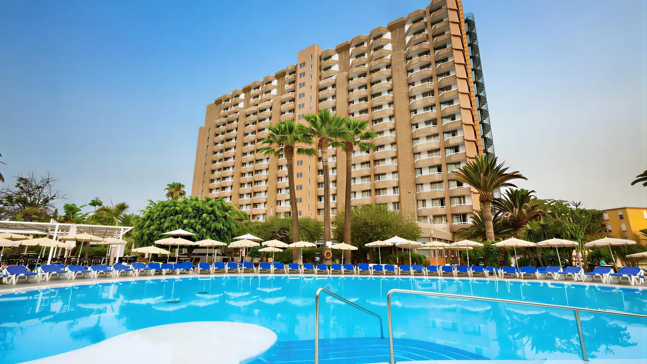 Basen z leżakami w Sol Arona Tenerife 