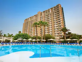 Basen z leżakami w Sol Arona Tenerife 