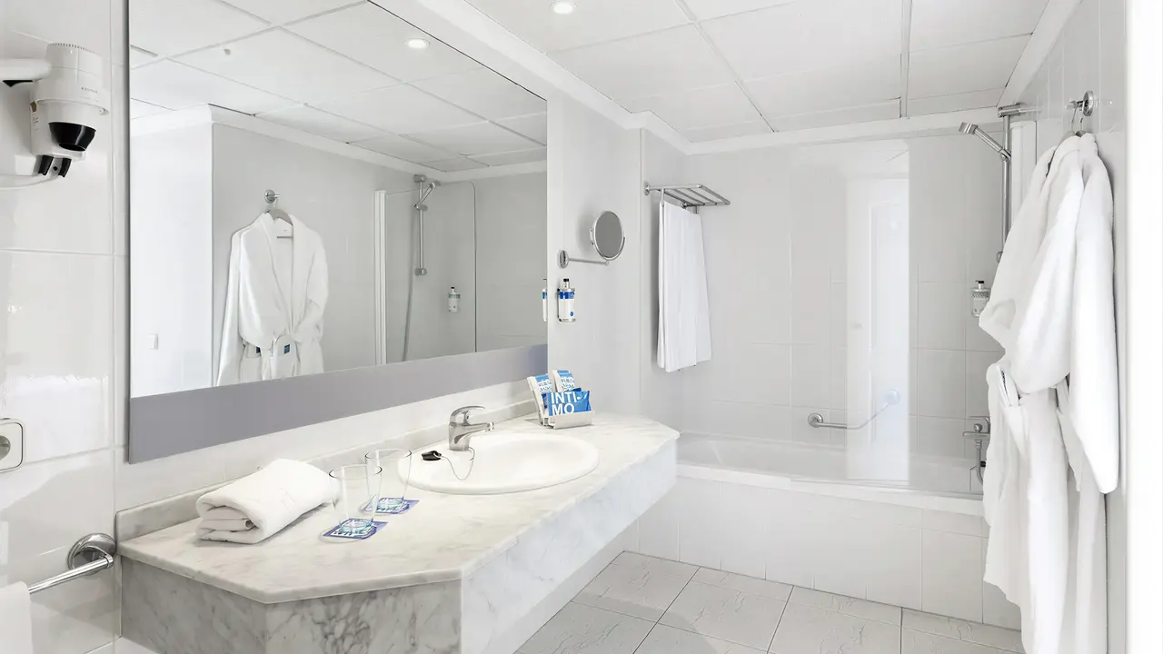 Łazienka w hotelu Sol Arona Tenerife  z wanną i umywalką