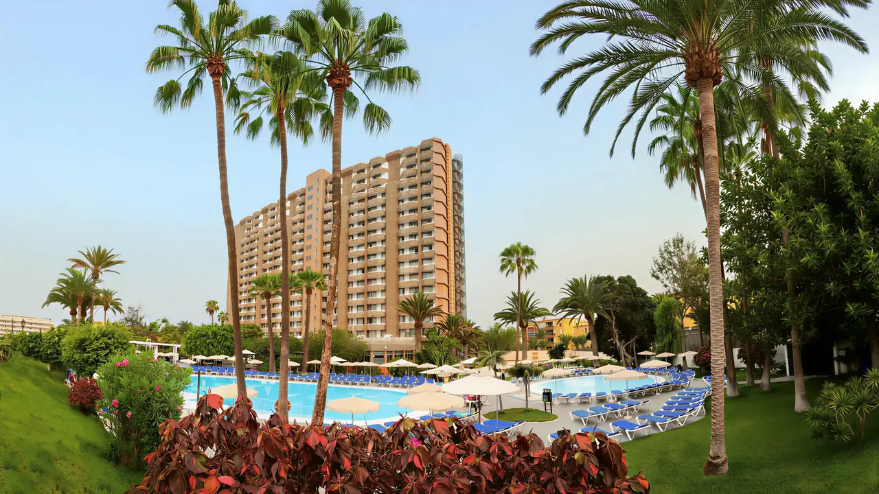 Widok na budynek i basen w Sol Arona Tenerife 