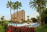 Widok na budynek i basen w Sol Arona Tenerife 