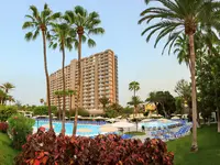 Widok na budynek i basen w Sol Arona Tenerife 
