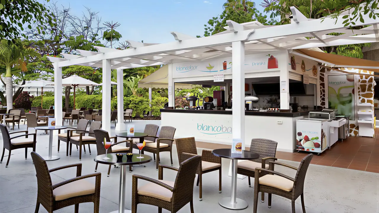 Bar zewnętrzny z miejscami do siedzenia w Sol Arona Tenerife 