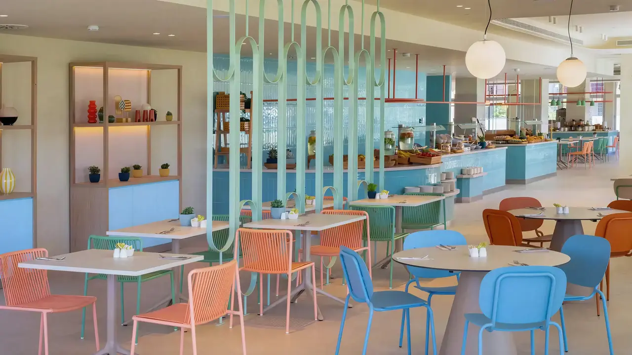Jasna restauracja z kolorowymi krzesłami w Sol Arona Tenerife 