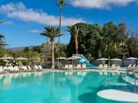 Basen ze zjeżdżalnią wodną w Sol Arona Tenerife 
