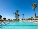 Basen z leżakami w Sol Arona Tenerife 