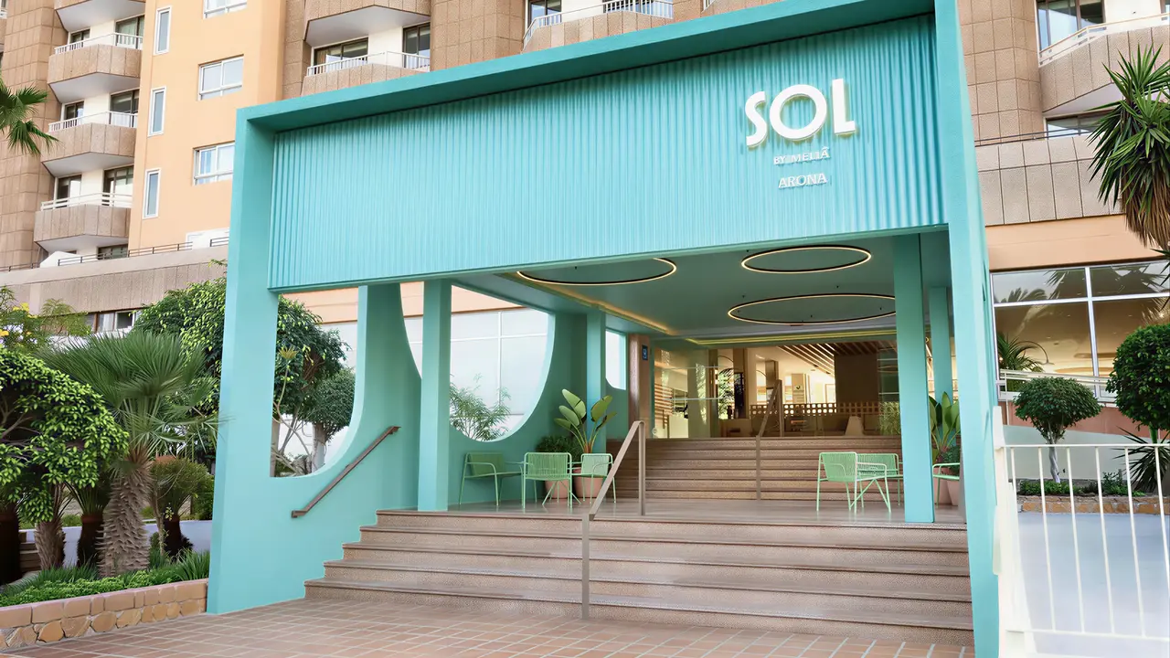 Elewacja i wejście do budynku Sol Arona Tenerife 