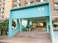 Elewacja i wejście do budynku Sol Arona Tenerife 