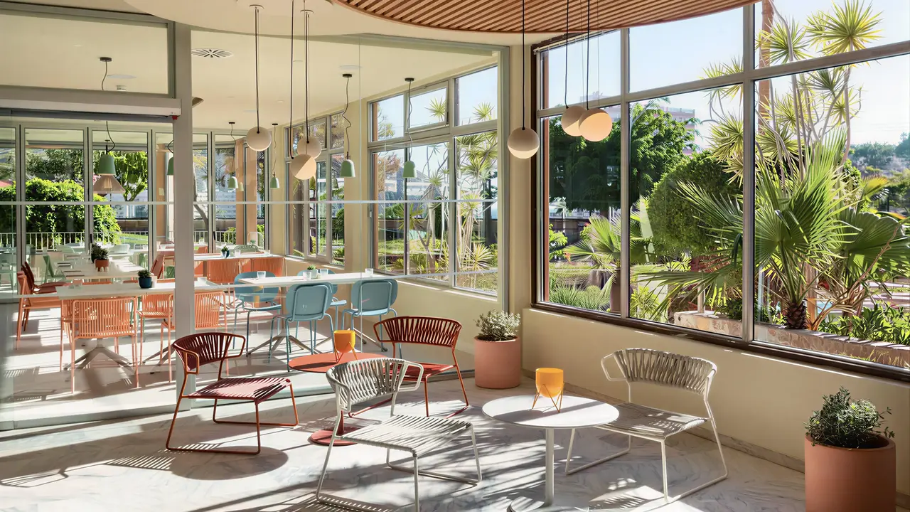 Jasna restauracja w Sol Arona Tenerife  z widokiem na ogród