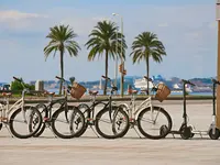 Rzędy rowerów i hulajnóg w Sol Arona Tenerife 