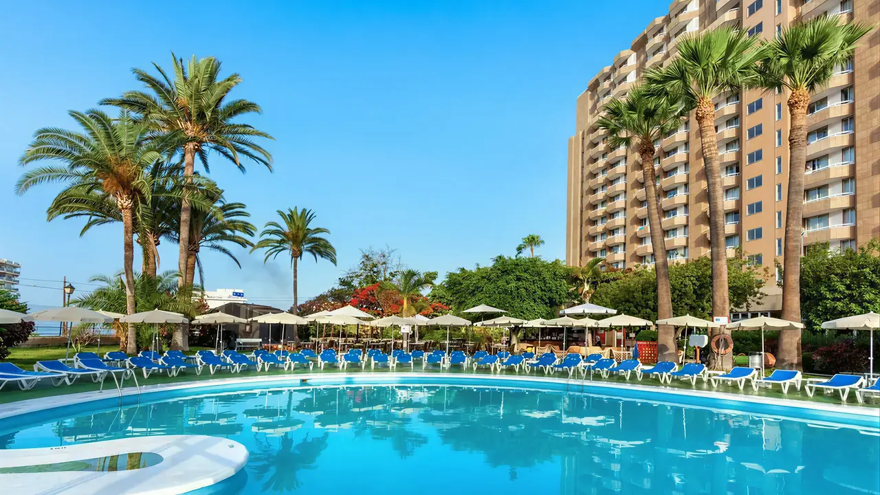 Basen z leżakami w Sol Arona Tenerife 
