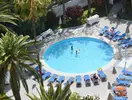 Okrągły basen z leżakami w Sol Arona Tenerife 