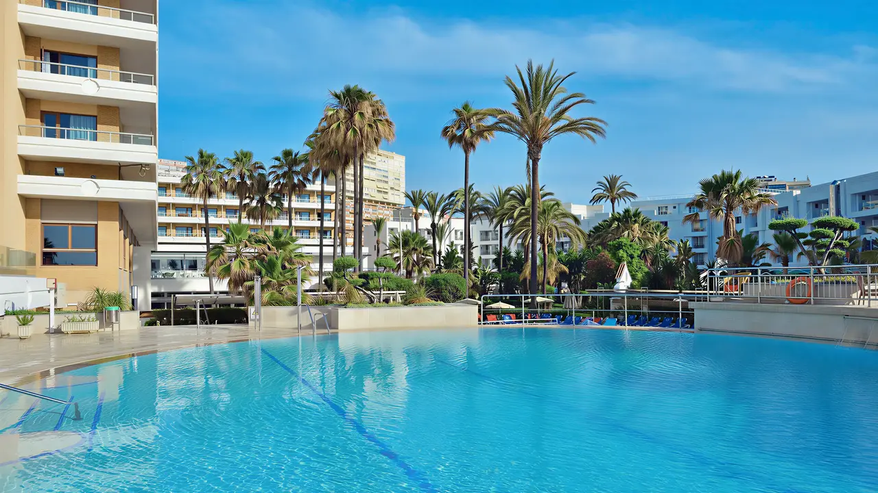 Basen w hotelu Sol Don Pablo z palmami