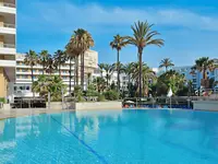 Basen w hotelu Sol Don Pablo z palmami