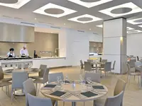 Restauracja w Sol Don Pablo z kucharzami i stolikami