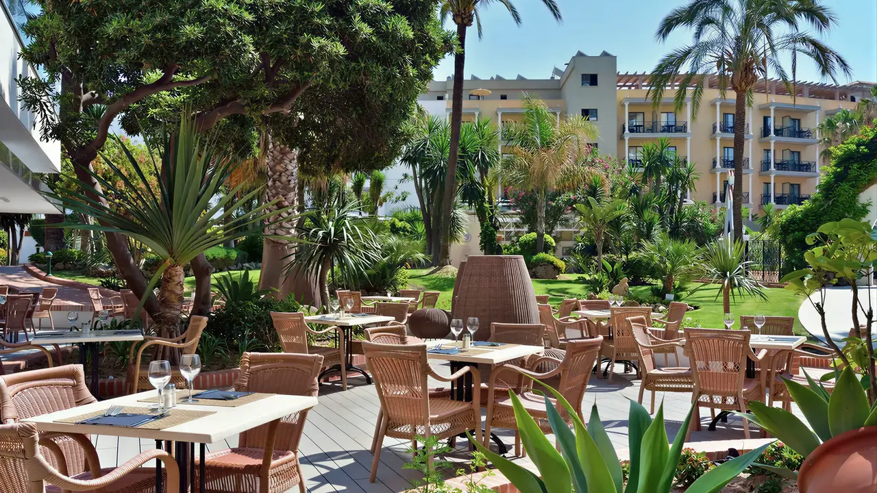 Stolik restauracyjny w ogrodzie hotelu Sol Don Pablo