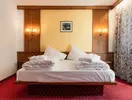 Sypialnia z dużym łóżkiem w Sporthotel Kurzras