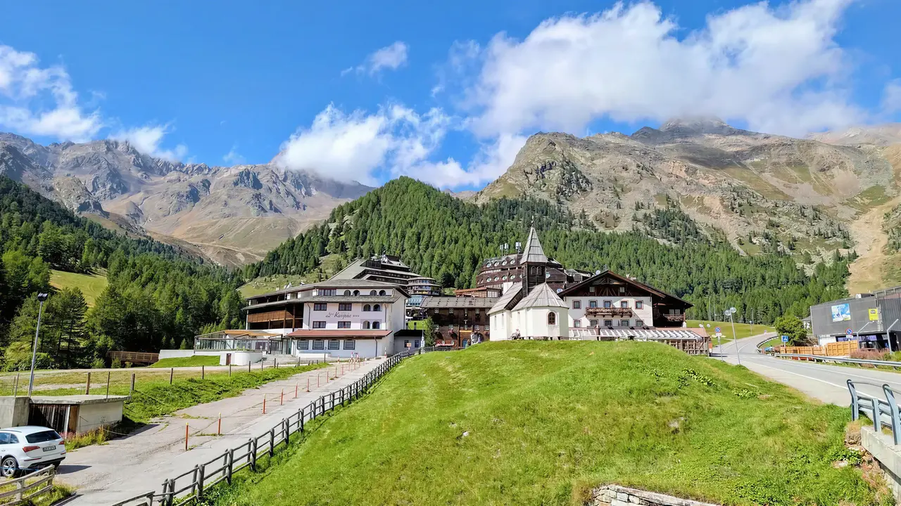 Budynki Sporthotel Kurzras na tle wysokich gór
