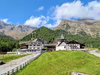 Budynki Sporthotel Kurzras na tle wysokich gór