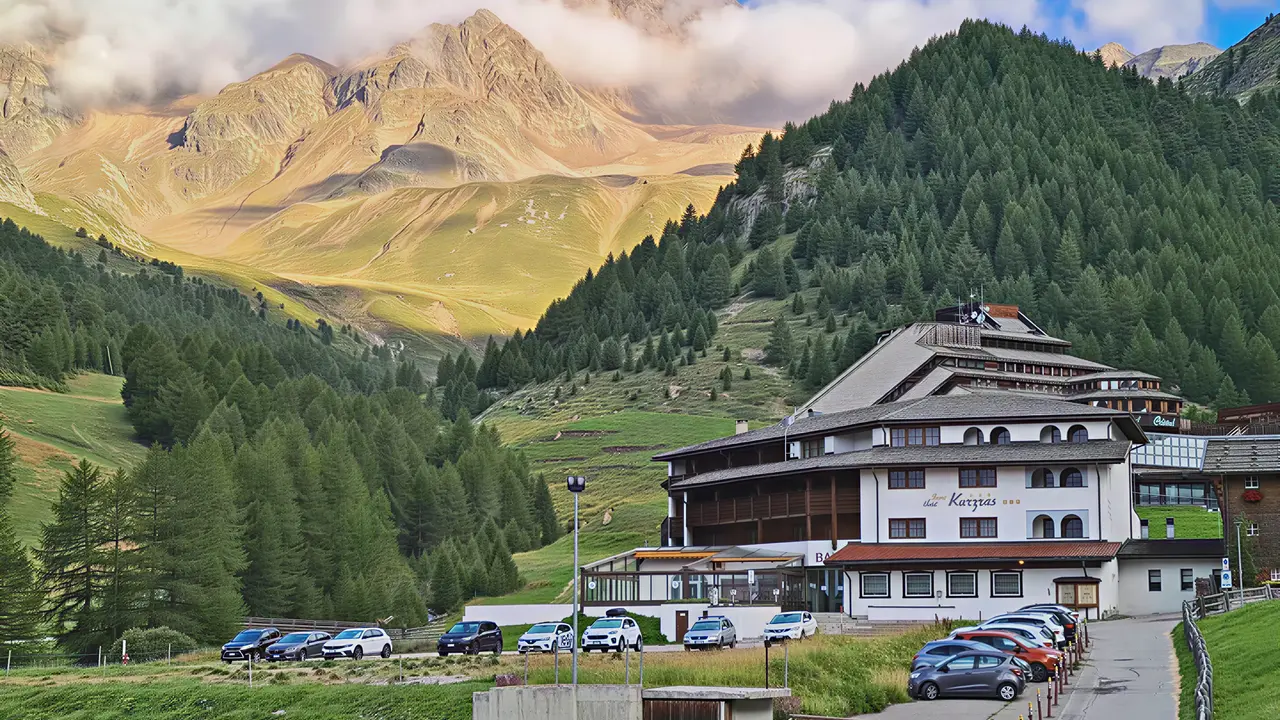 Budynek Sporthotel Kurzras na tle wysokich gór