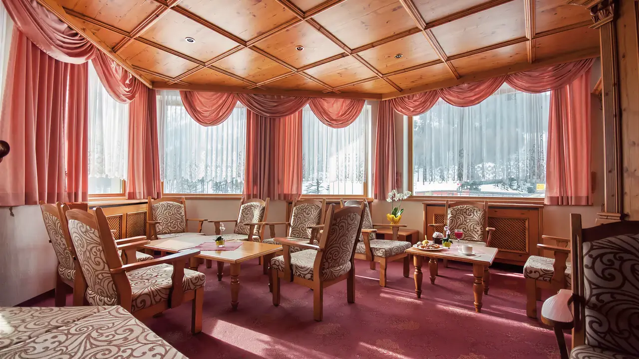 Wnętrze wspólnego salonu w Sporthotel Kurzras