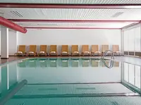 Kryty basen z leżakami w Sporthotel Kurzras