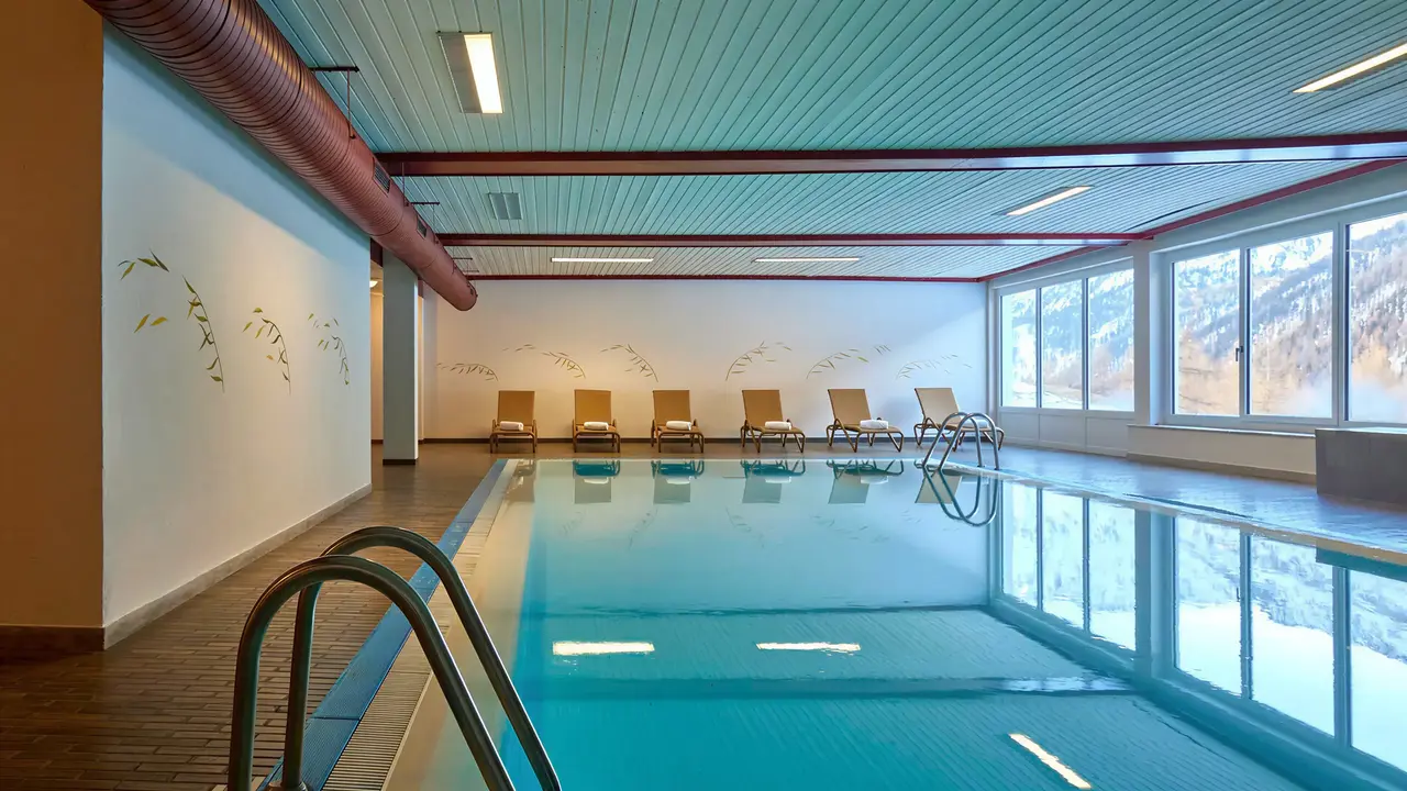 Kryty basen z leżakami w Sporthotel Kurzras