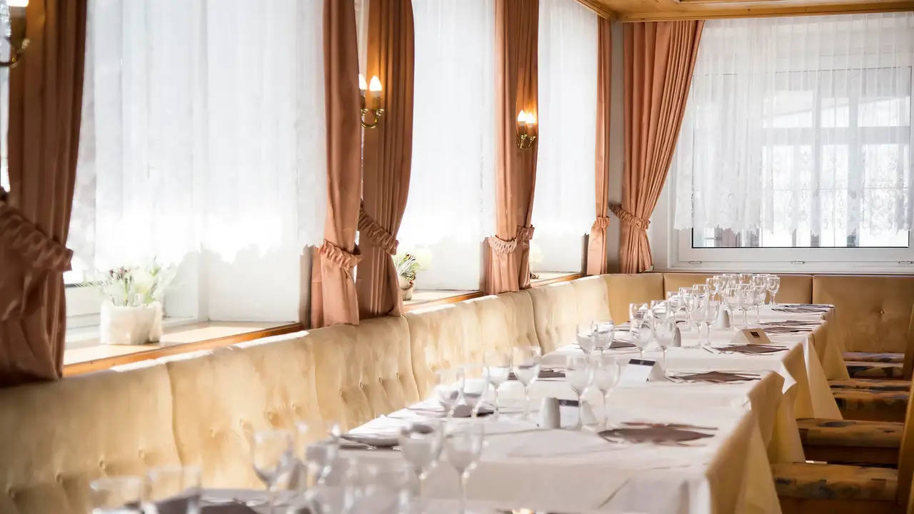 Nakryte stoły w restauracji Sporthotel Kurzras