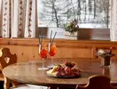 Przystawki i drinki na stole w Sporthotel Kurzras