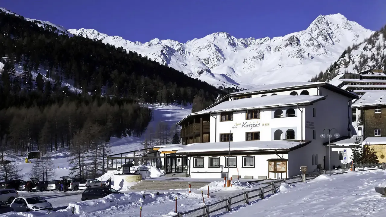 Budynek Sporthotel Kurzras w zimowej scenerii górskiej