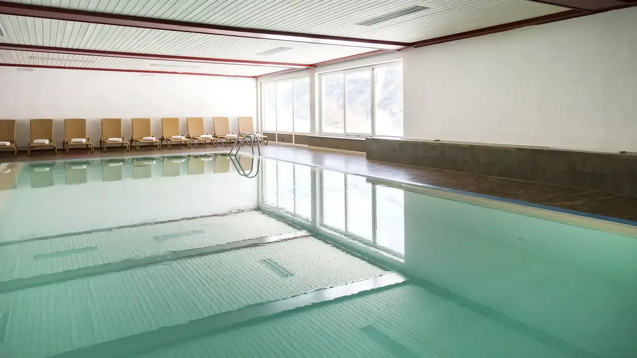 Kryty basen w Sporthotel Kurzras z leżakami