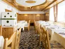 Jadalnia z nakrytymi stołami w Sporthotel Kurzras