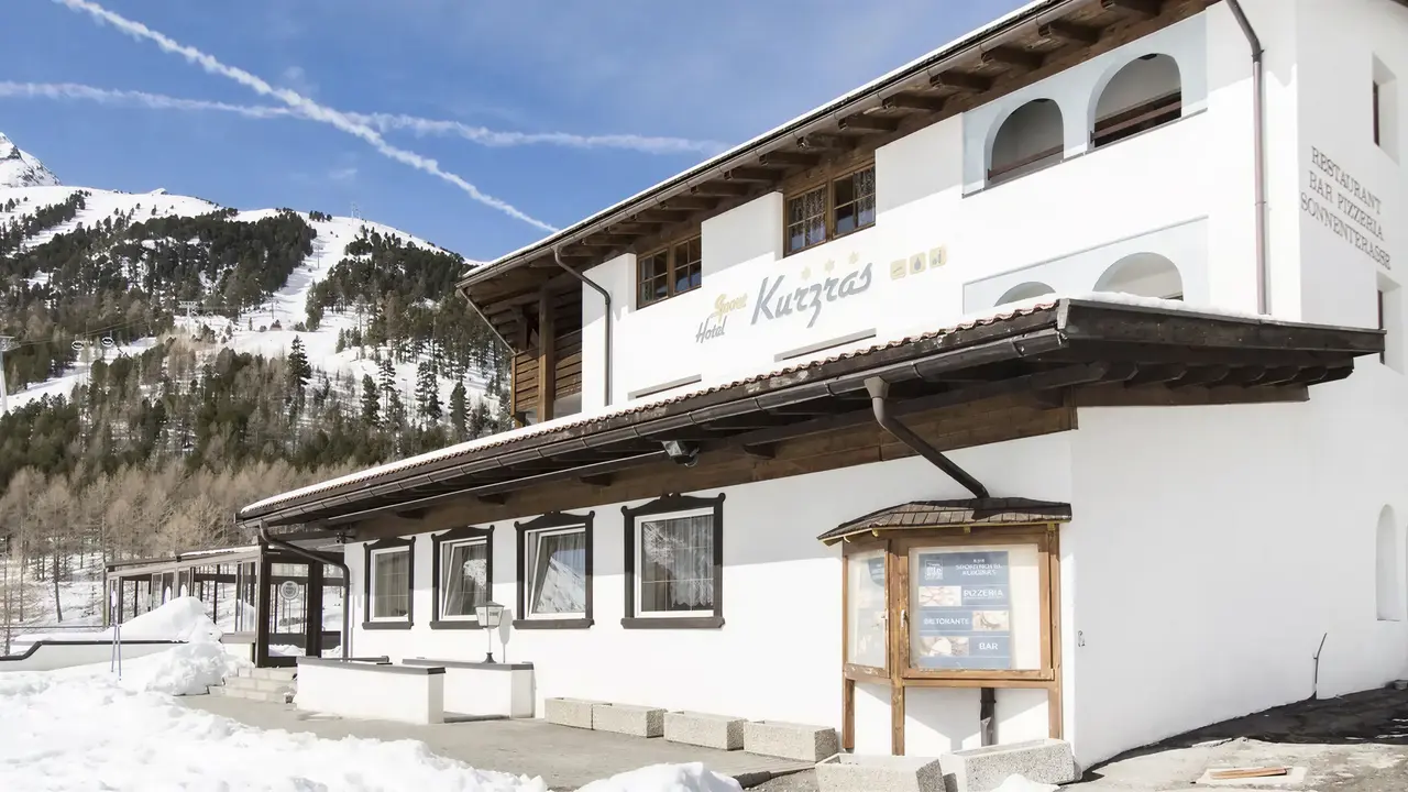 Elewacja budynku Sporthotel Kurzras w zimowej scenerii