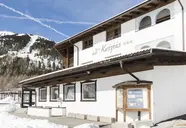 Elewacja budynku Sporthotel Kurzras w zimowej scenerii