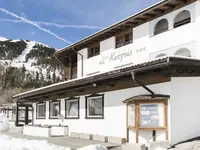 Elewacja budynku Sporthotel Kurzras w zimowej scenerii