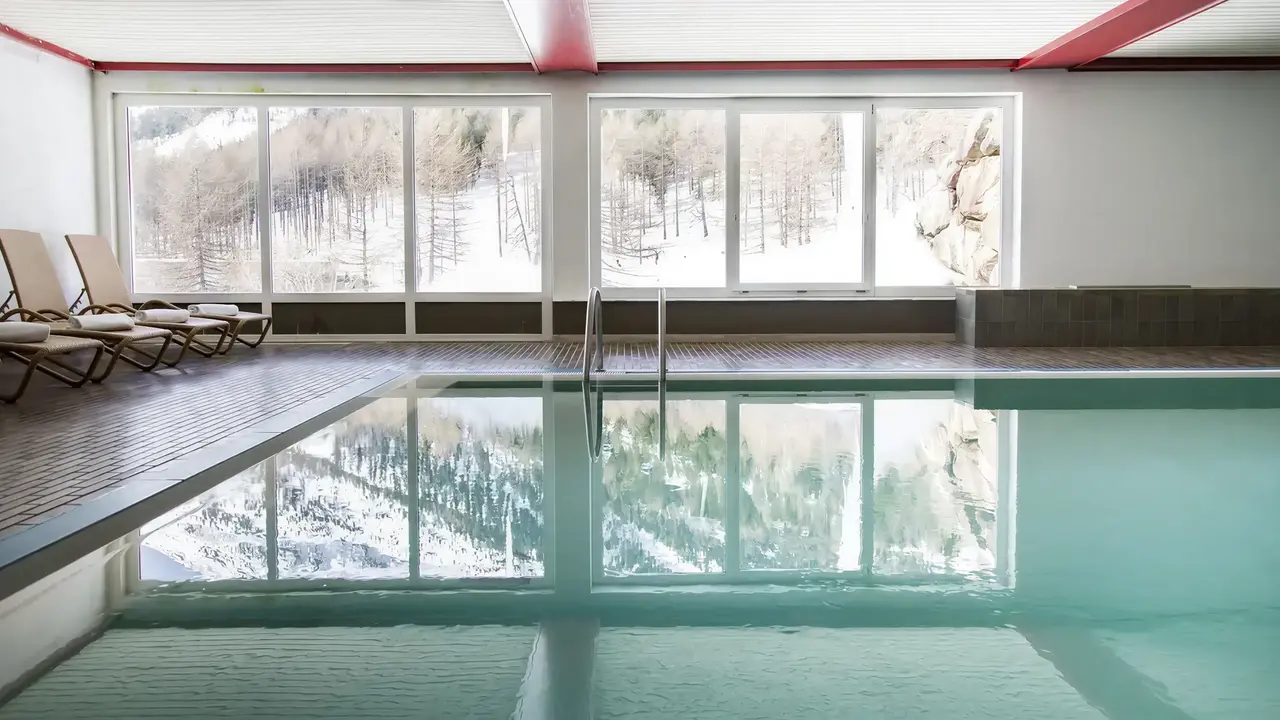 Kryty basen w Sporthotel Kurzras z widokiem na góry