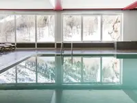 Kryty basen w Sporthotel Kurzras z widokiem na góry