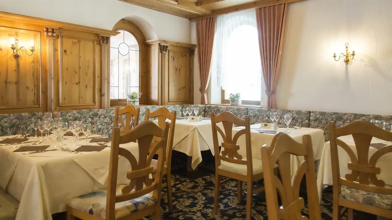 Elegancka jadalnia w hotelu Sporthotel Kurzras